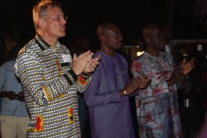 Le ministre Jean Emmanuel Ouédraogo au milieu, entre l’ambassadeur de l’UE et l’ex-ministre de la Culture